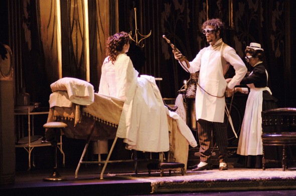 Victoria Almeida, Luciano Cáceres y Gipsy Bonafina en El cuarto de al lado